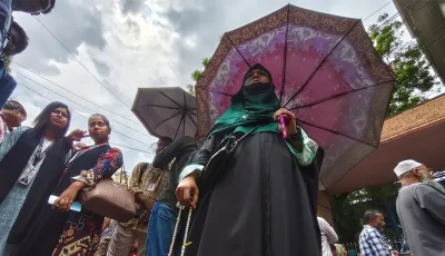 মেয়ে পরীক্ষার হলে, বাইরে তসবিহ হাতে মায়ের প্রার্থনা