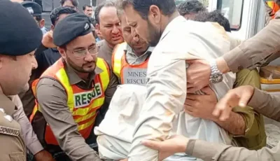 পাকিস্তানে ধ্বংসস্তূপ থেকে ১৭ দিন পর জীবিত শ্রমিককে উদ্ধার