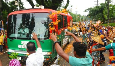 সিলেটে ফুলের পাপড়িতে প্রধানমন্ত্রীকে স্বাগত জানালেন চা শ্রমিকরা