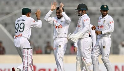 বাজে বোলিংয়ে হতাশায় দিন শেষ করল বাংলাদেশ