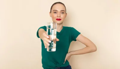 দিনে ৮ গ্লাস পানি কি সত্যিই ত্বক ভালো রাখে?