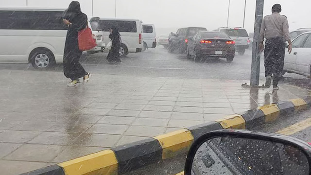 সৌদিজুড়ে চলছে ভারী বর্ষণ, বন্যার সতর্কবার্তা