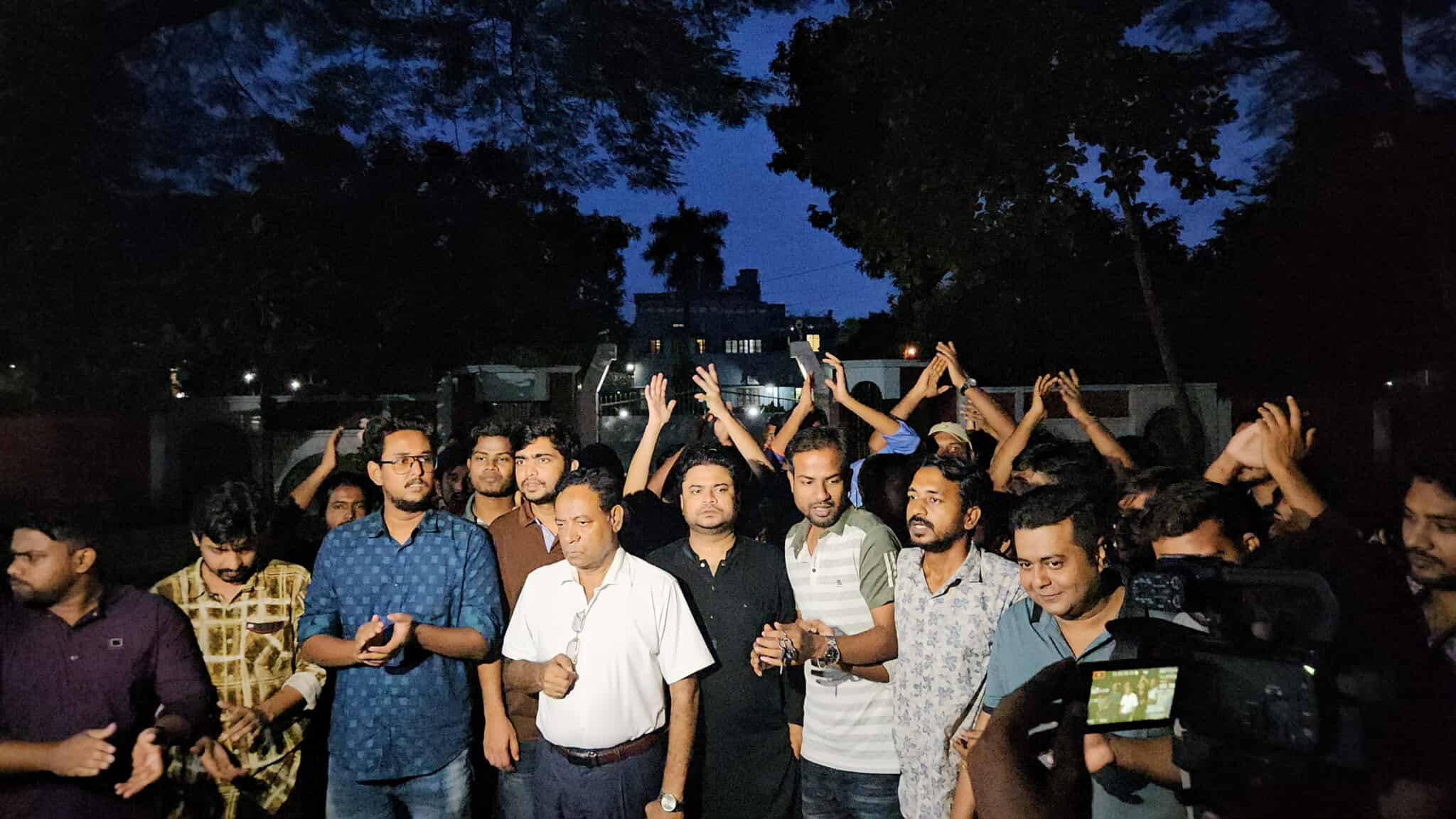 রাবিতে নিয়োগ বোর্ডে অনিয়মের অভিযোগে উপাচার্য বাসভবনের সামনে ছাত্রদলের বিক্ষোভ