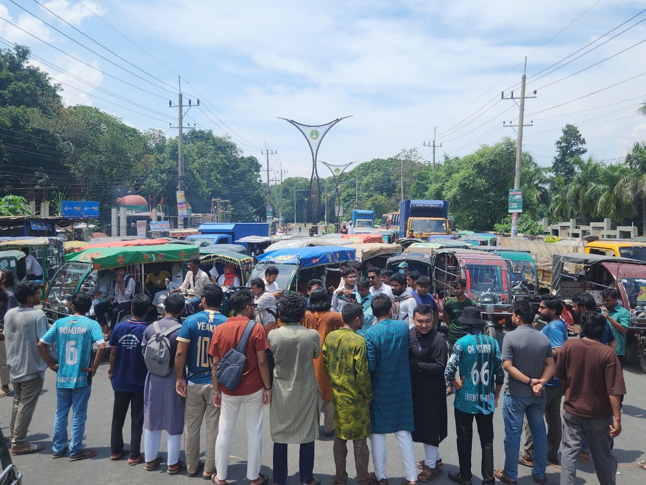 নুরের ওপর হামলার প্রতিবাদে রাবি শিক্ষার্থীদের মহাসড়ক অবরোধ