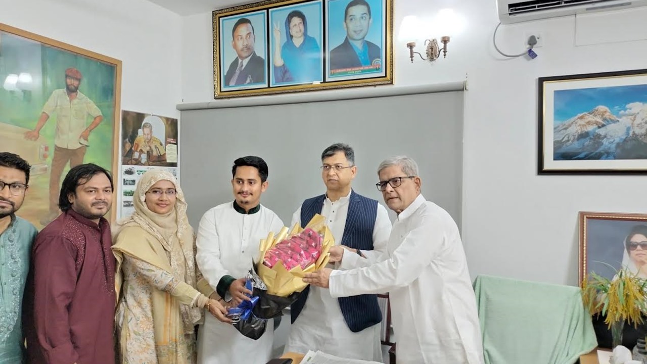 বিএনপির প্রতিষ্ঠাবার্ষিকীতে ফখরুলের হাতে ফুল দিলেন সারজিস