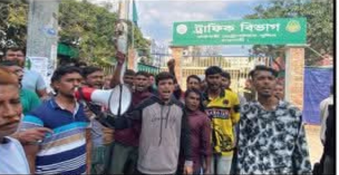 রাজশাহীতে জরিমানার পরিমাণ কমানোর দাবিতে অটোচালকদের বিক্ষোভ