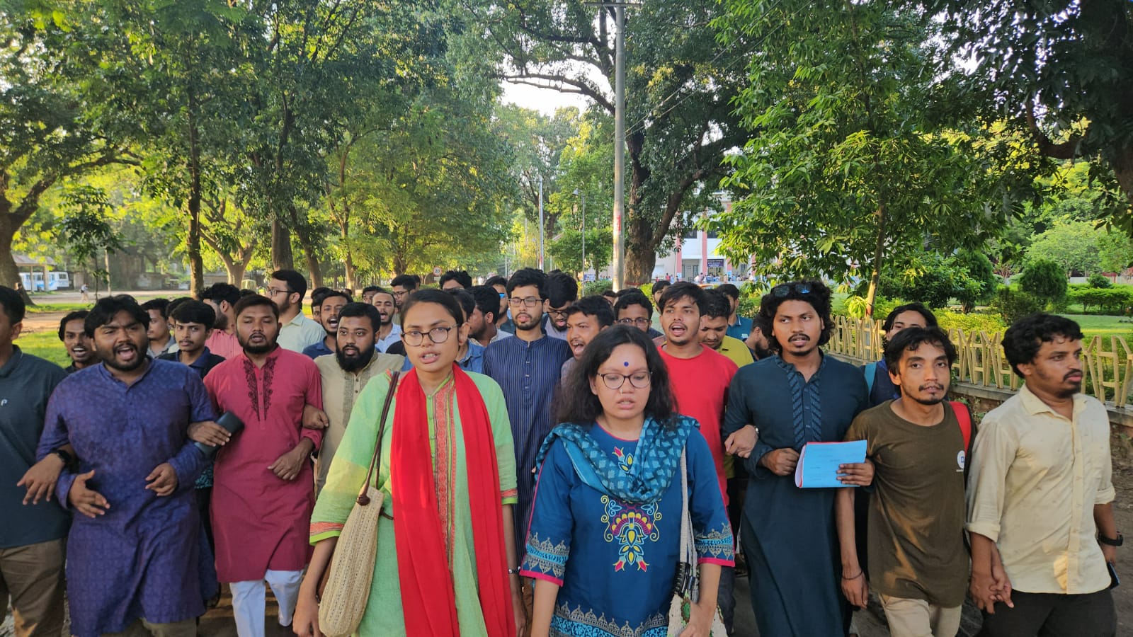 রাকসু মনোনয়নপত্র বিতরণের সময় বাড়ালো নির্বাচন কমিশন : প্রতিবাদে বিক্ষোভ