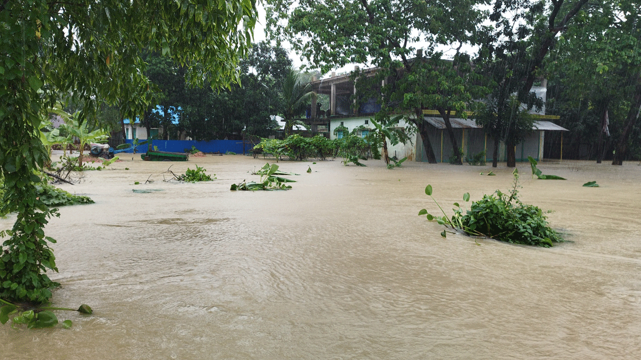 ফেনীতে তীব্র স্রোতে ডুবছে সব