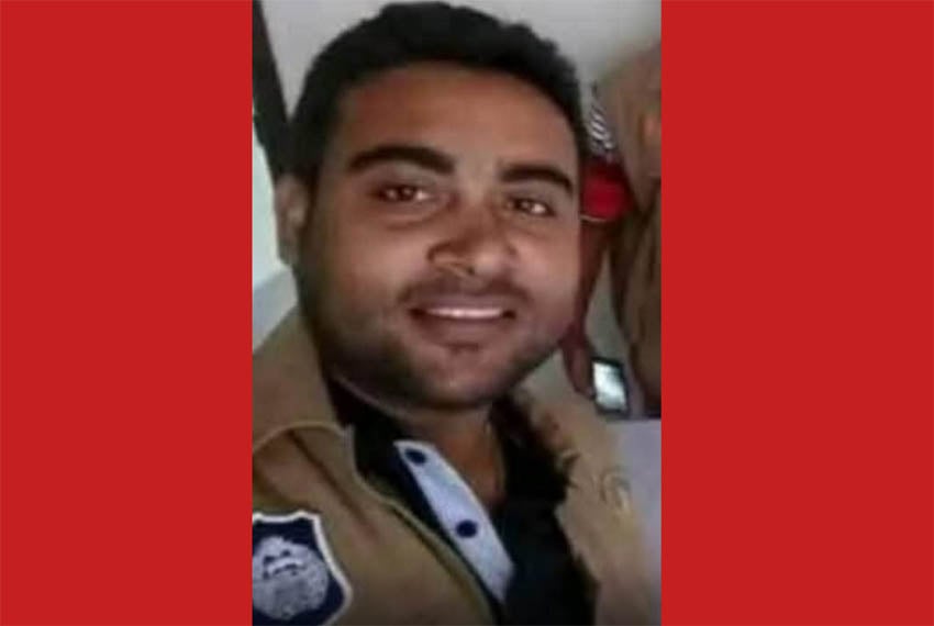 ডিবির বিতর্কিত এসআই হাসানকে গণধোলাই দিয়ে পুলিশ সোপর্দ