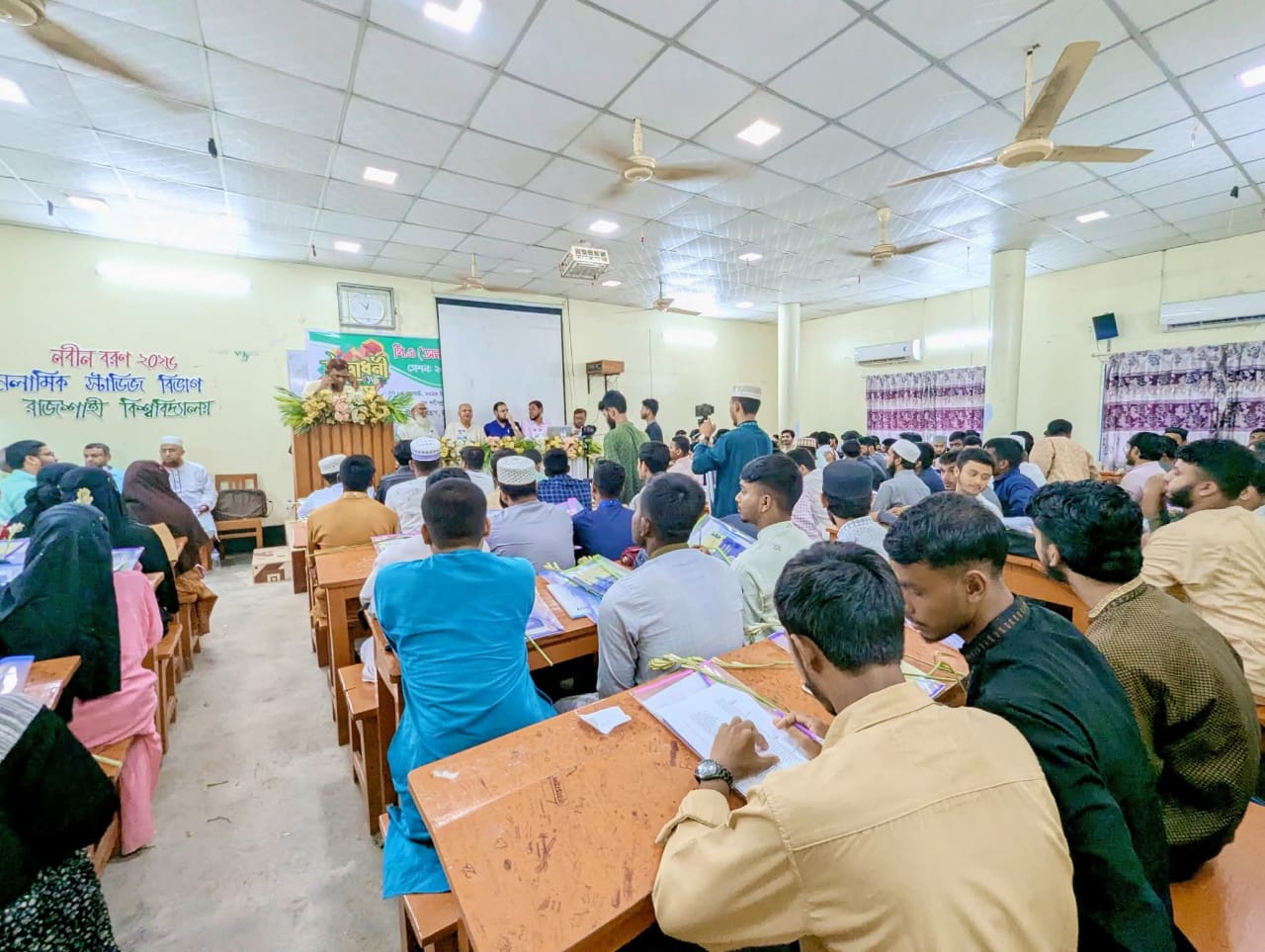 রাবির ৭২ ব্যাচের ক্লাস শুরু, নবীনদের পদচারণায় মুখরিত ক্যাম্পাস