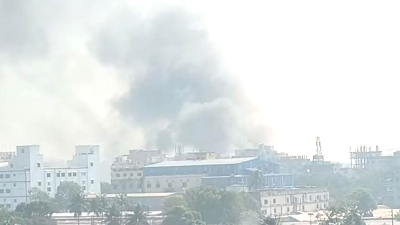 টঙ্গীতে তুলার গুদামে আগুন, নিয়ন্ত্রণে ৭ ইউনিট