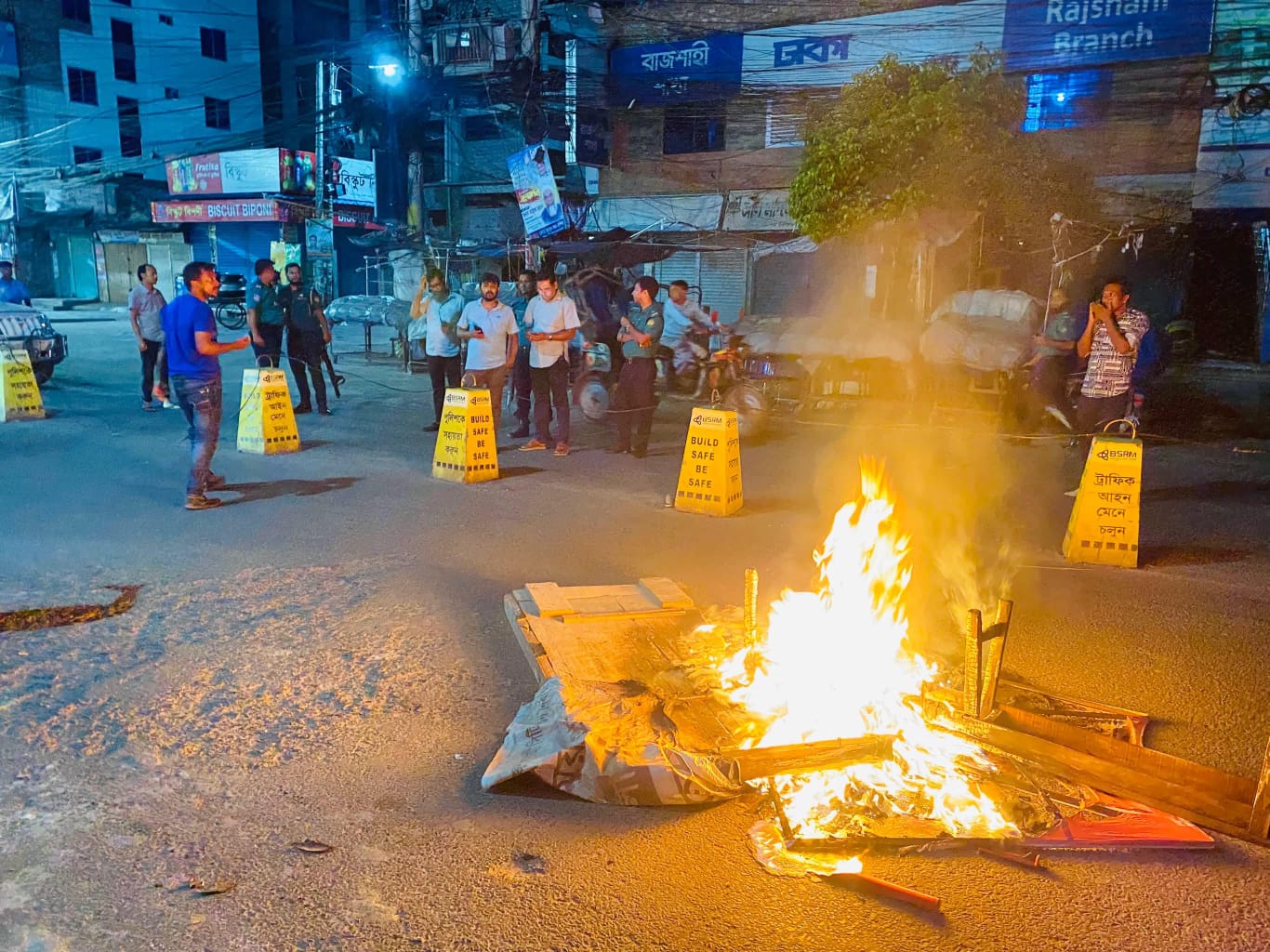রাজশাহীতে জাতীয় পার্টির অফিস ভাঙচুর, সাইনবোর্ডে অগ্নিসংযোগ