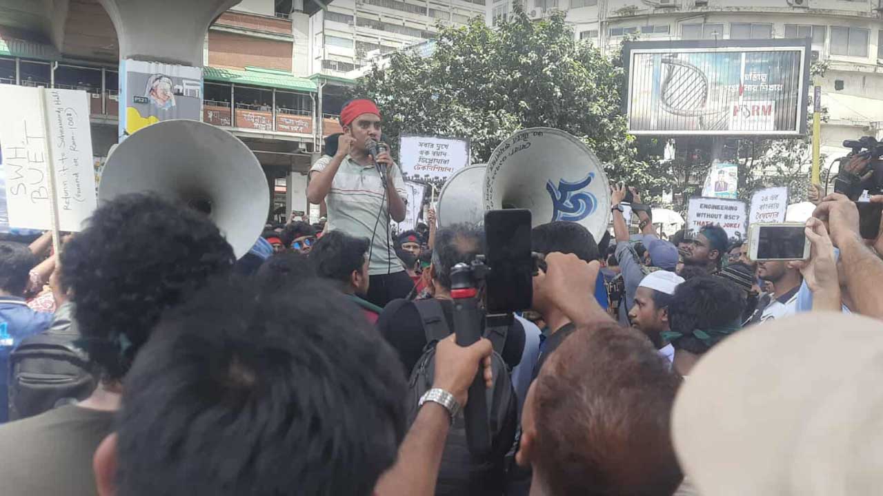 স্লোগানে উত্তাল শাহবাগ