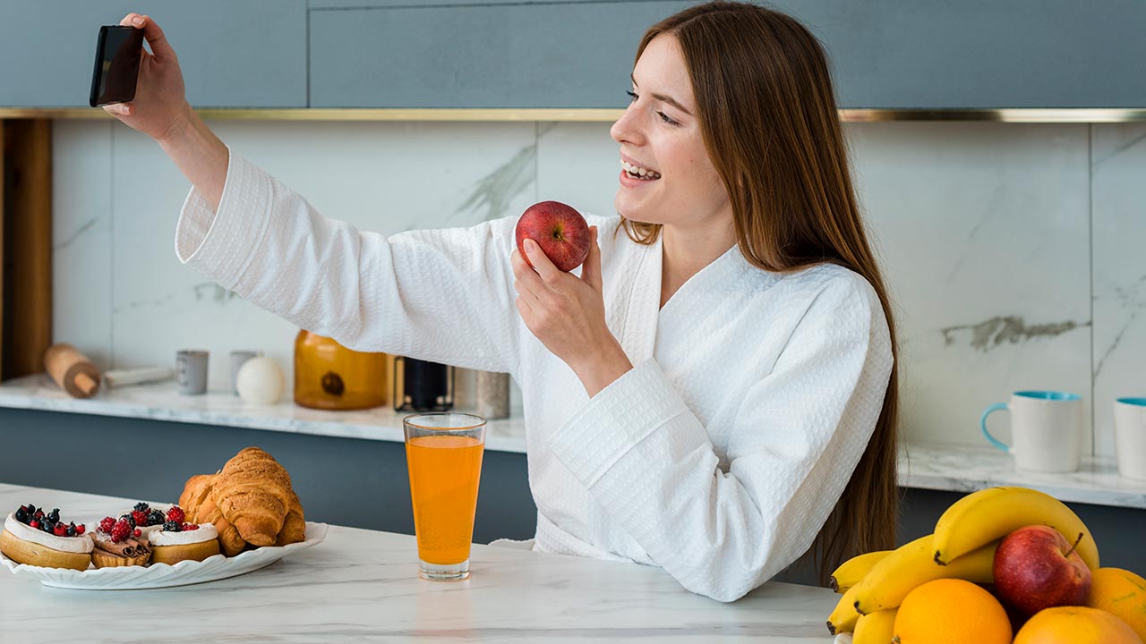 সকালে খালি পেটে ফল খাওয়া কি ক্ষতিকর?