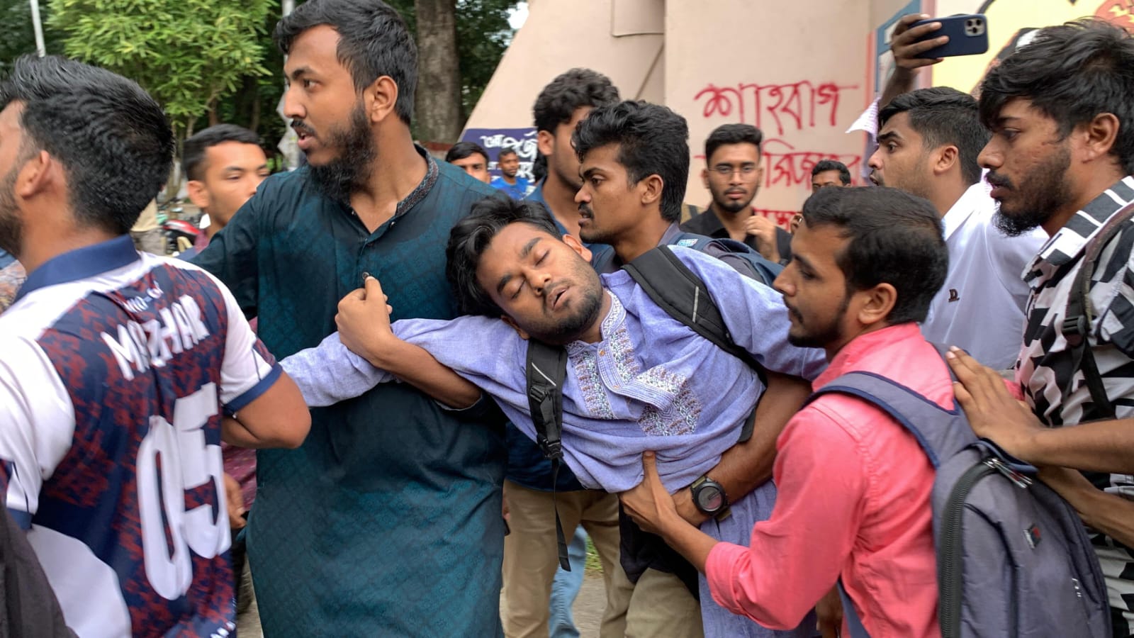 রাবিতে ছাত্রদল-সাধারণ শিক্ষার্থীদের ধস্তাধস্তি, তিনজন আহত