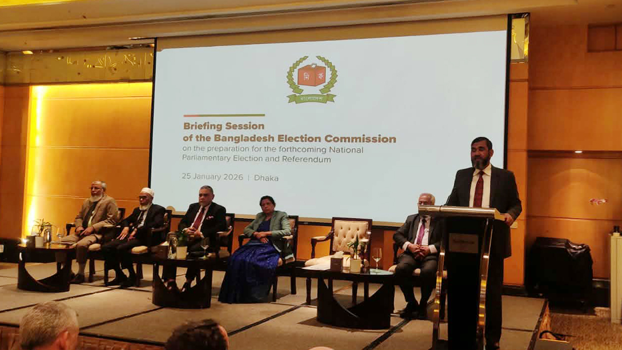 সাংবাদিকদের প্রবেশাধিকার না রেখেই কূটনীতিকদের ব্রিফ করছে ইসি