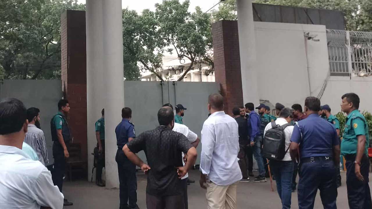 সচিবালয়ের সামনে এসএসসিতে অকৃতকার্যরা, সব গেট বন্ধ