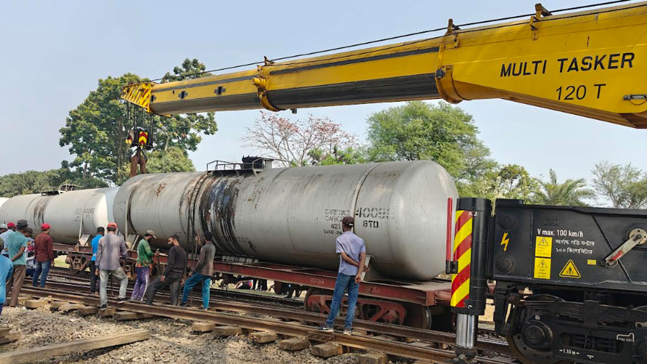 চাঁপাইনবাবগঞ্জে তেলবাহী ট্রেন লাইনচ্যুত, চলছে উদ্ধার কাজ
