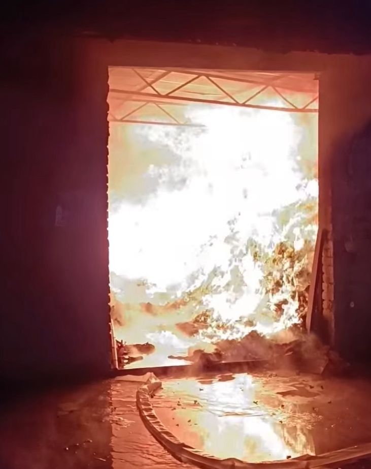 রাজশাহীর কাটাখালীতে গুদামে ভয়াবহ অগ্নিকাণ্ড, কোটি টাকার ক্ষতি