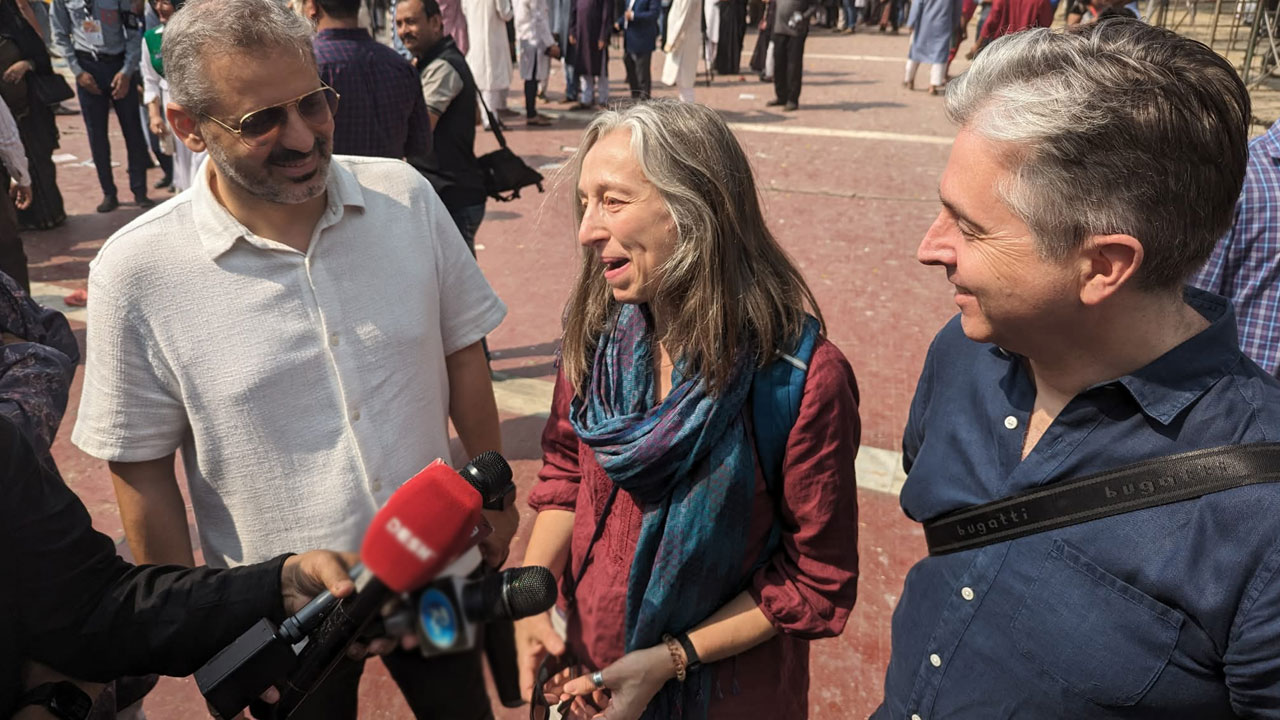 ভাষাশহীদদের প্রতি শ্রদ্ধা জানাতে শহীদ মিনারে ভিনদেশিরা