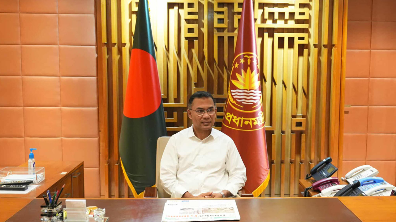 বিমানবন্দরে আটকে পড়া যাত্রীদের খোঁজ নিলেন প্রধানমন্ত্রী