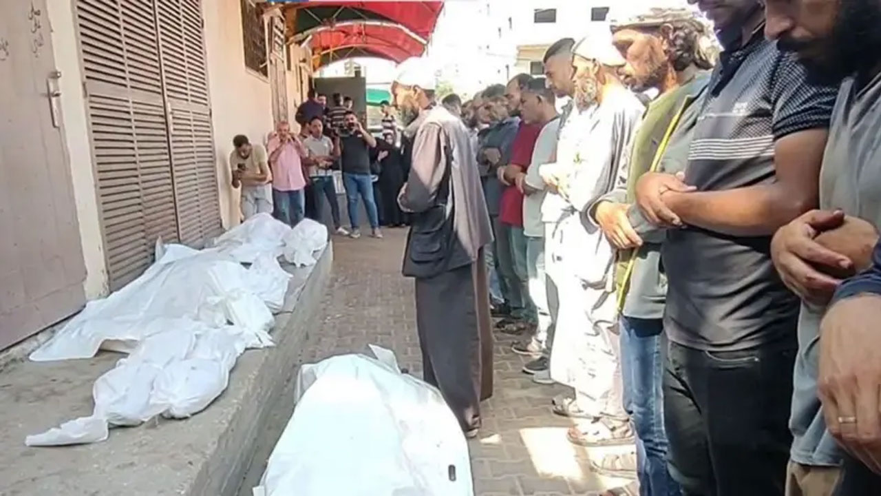 গাজায় খাবারের জন্য দাঁড়িয়ে থাকা শিশুরা ইসরায়েলি হামলায় নিহত