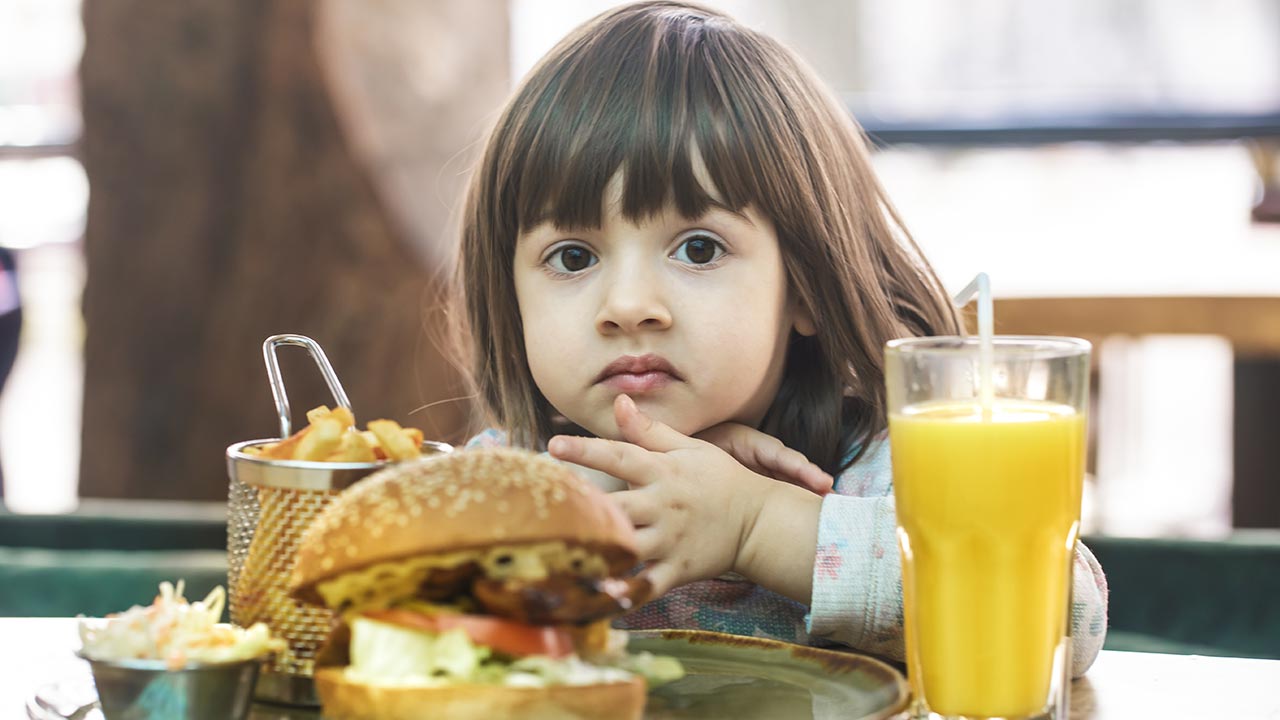 যে ৫ খাবার গোপনে শিশুর ক্ষতি করছে