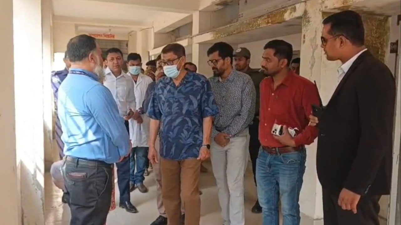 হাসপাতাল পরিদর্শনে স্বাস্থ্যমন্ত্রী, ১৬ ডাক্তারের মধ্যে উপস্থিত ৮