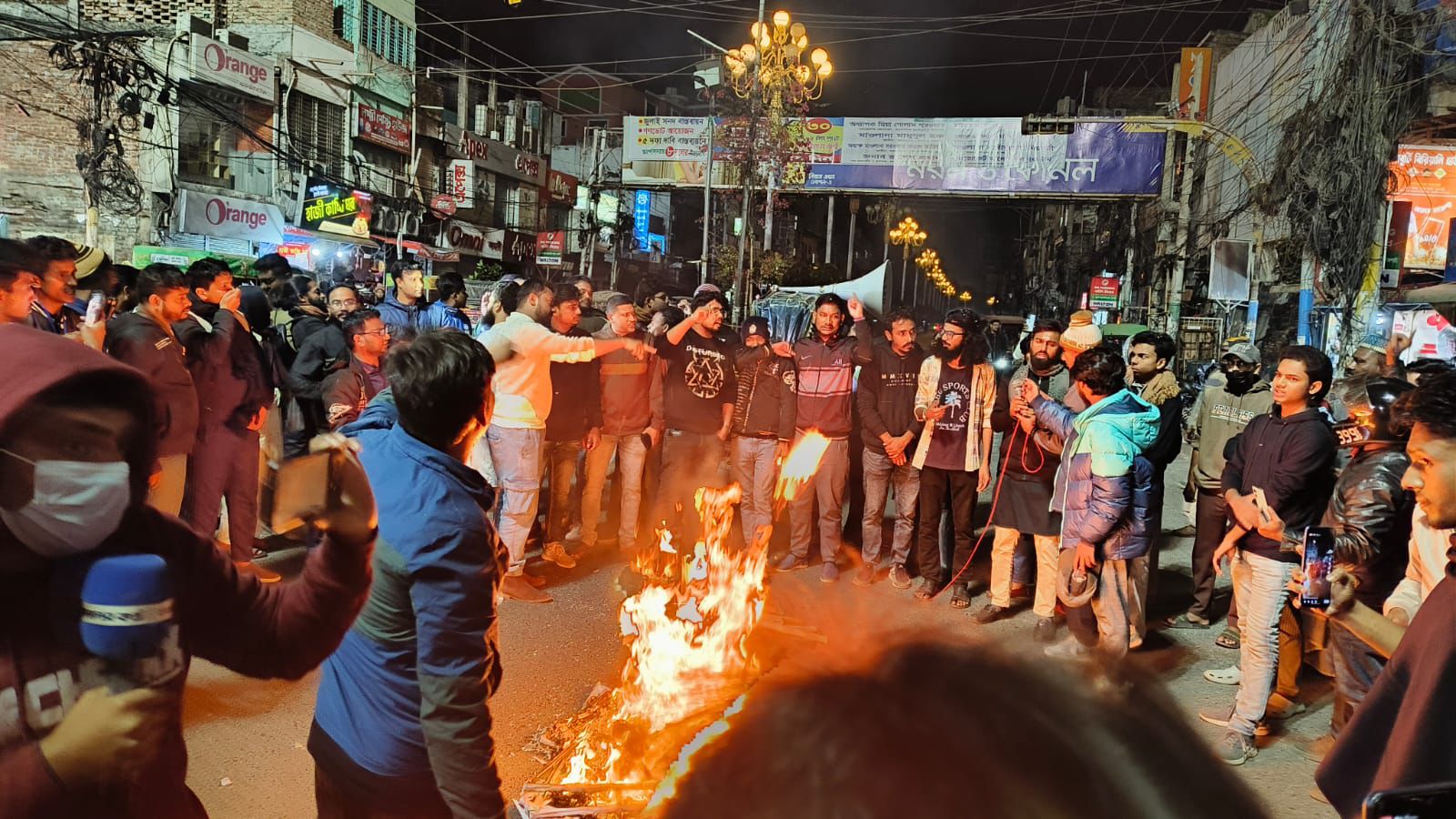 হাদির হত্যাকারীদের বিচারের দাবিতে রাজশাহীতে রাস্তায় আগুন জ্বালিয়ে অবরোধ ও বিক্ষোভ