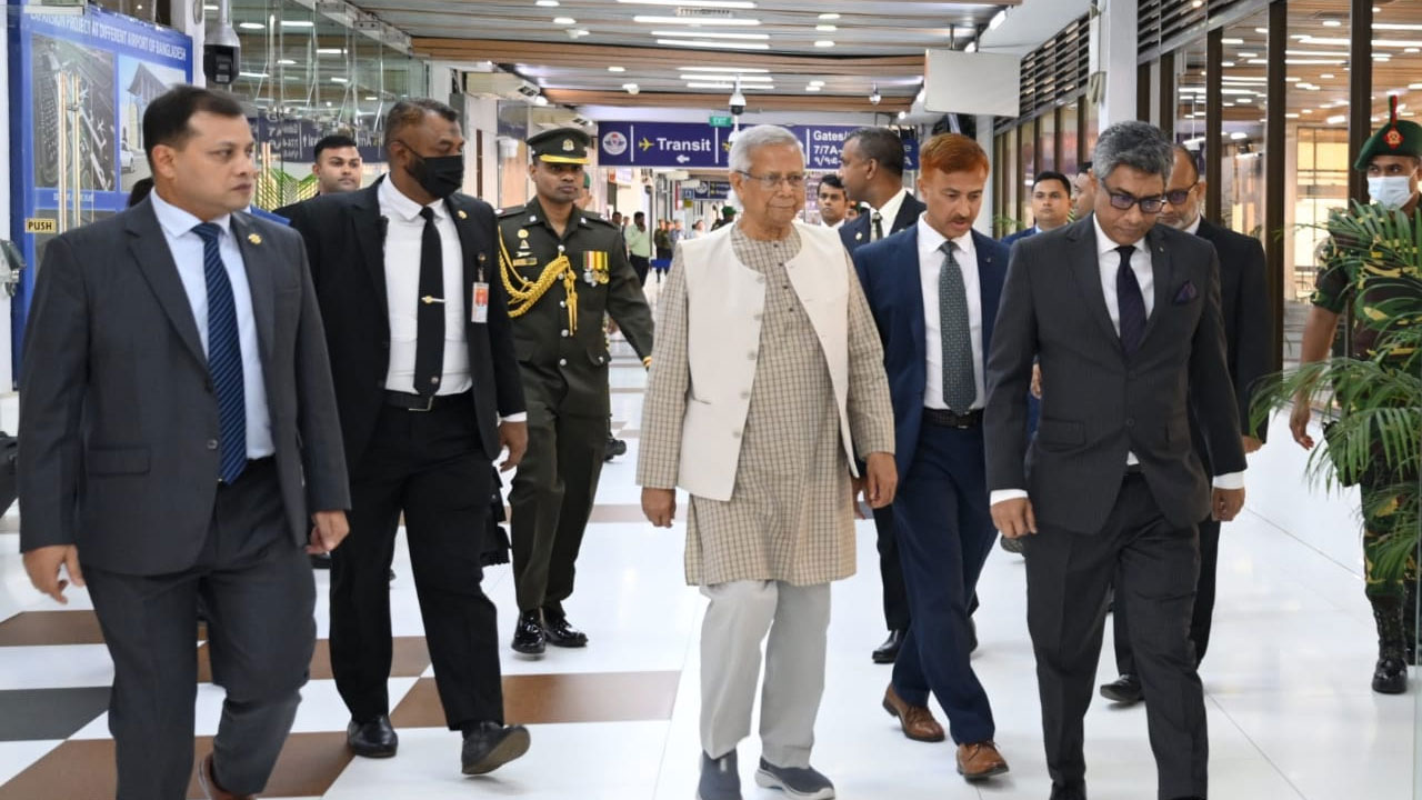 তিন দিনের রাষ্ট্রীয় সফরে মালয়েশিয়ার পথে প্রধান উপদেষ্টা