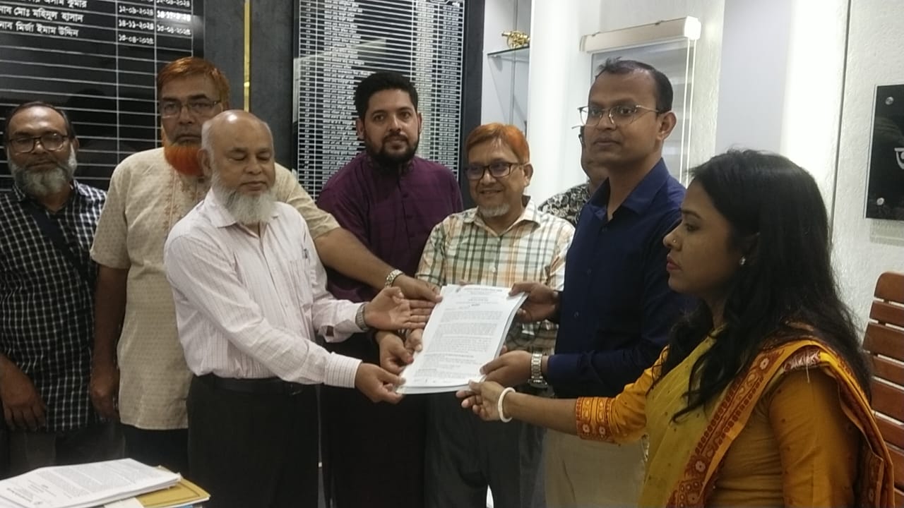 সরকারি মাধ্যমিক শিক্ষকদের ৫ দফা দাবিতে রাজশাহীতে মানববন্ধন ও স্মারকলিপি প্রদান
