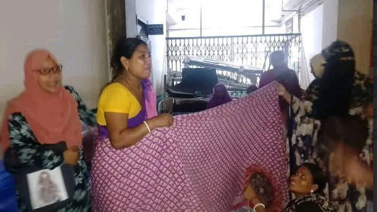 শয্যা সংকট: হাসপাতালের বারান্দায় দুই নারীর সন্তান প্রসব, এক নবজাতকের মৃত্যু
