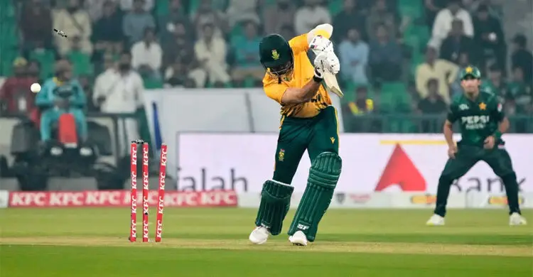 দক্ষিণ আফ্রিকাকে বিধ্বস্ত করলো পাকিস্তান
