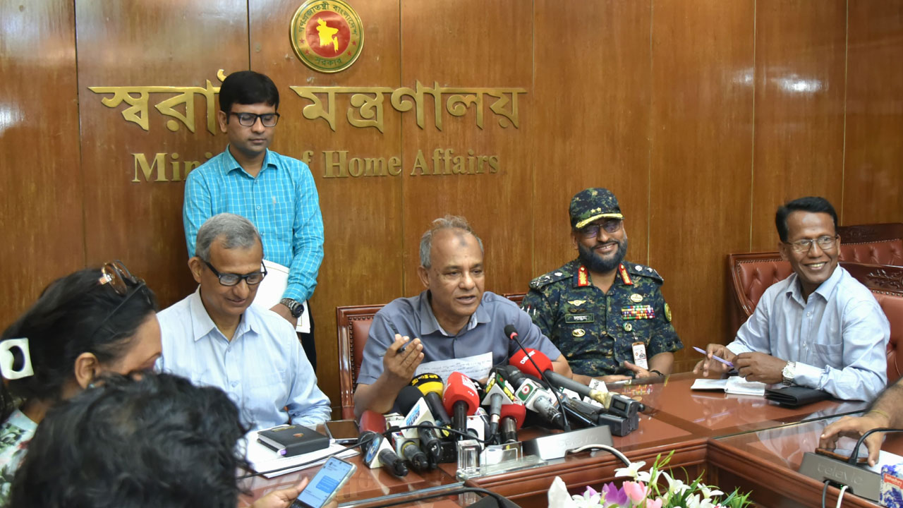 আইনশৃঙ্খলা বাহিনীর হারানো অস্ত্রের সন্ধান দিলে মিলবে পুরস্কার : স্বরাষ্ট্র উপদেষ্টা