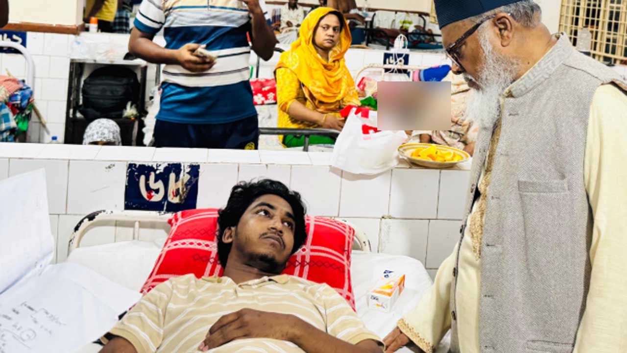 আহত শিক্ষার্থীদের দেখতে চমেক হাসপাতালে ধর্ম উপদেষ্টা