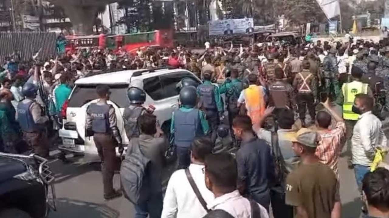 চট্টগ্রাম বন্দর : শ্রমিক-কর্মচারীদের তোপের মুখে নৌ উপদেষ্টা