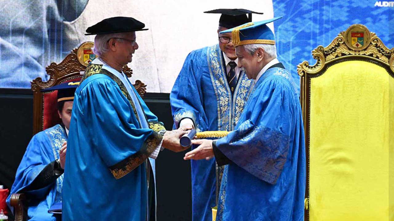 ড. ইউনূসকে সম্মানসূচক ডক্টরেট ডিগ্রি দিলো ইউকেএম