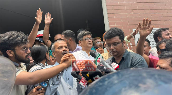 সরকারের আশ্বাসে সন্তুষ্ট নয় শিক্ষার্থীরা, অবরুদ্ধ দুই উপদেষ্টা