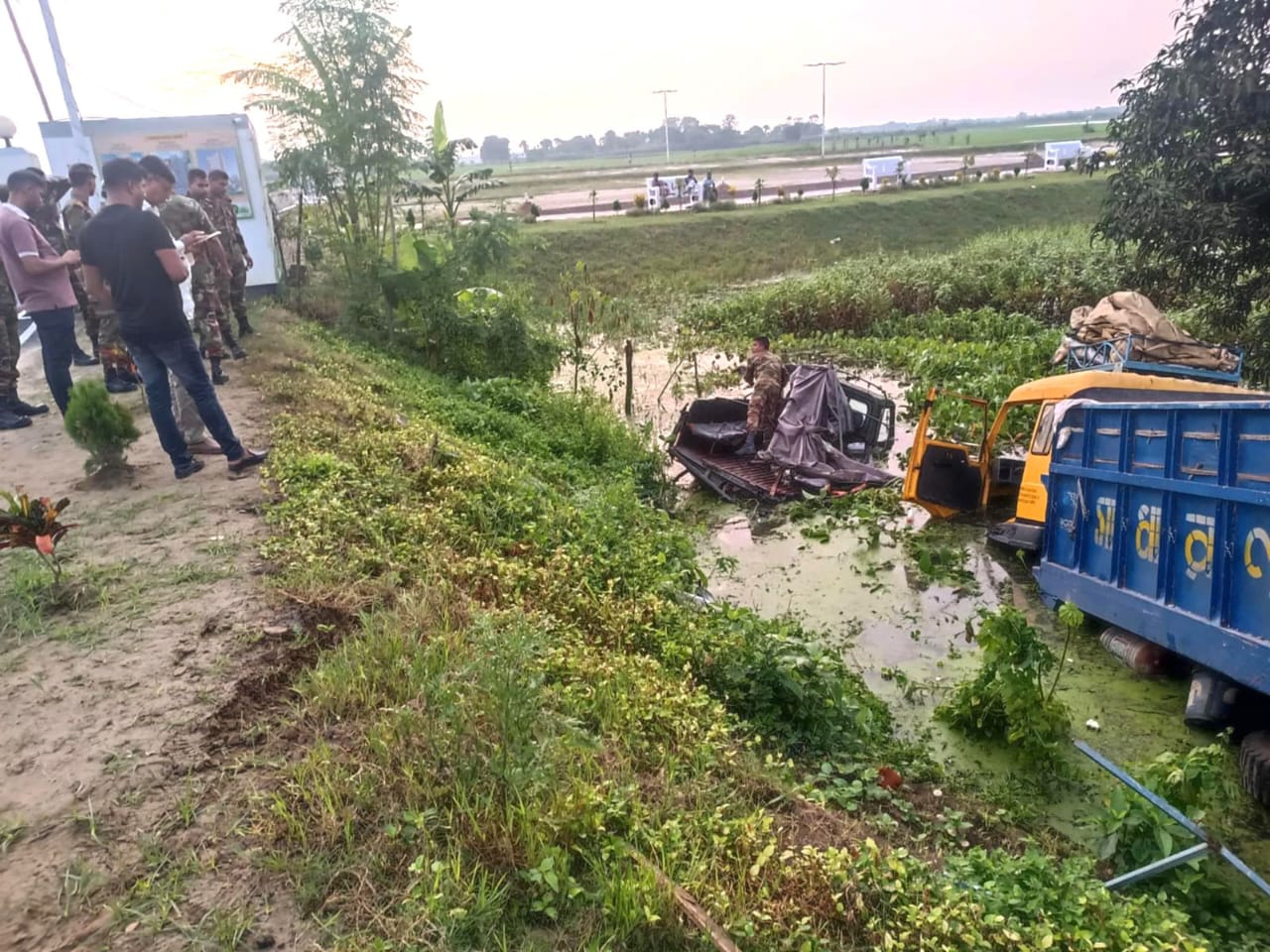 রাজশাহীতে সেনাবাহিনীর পিকআপে ট্রাকের ধাক্কা, ৮ সেনাসদস্য আহত
