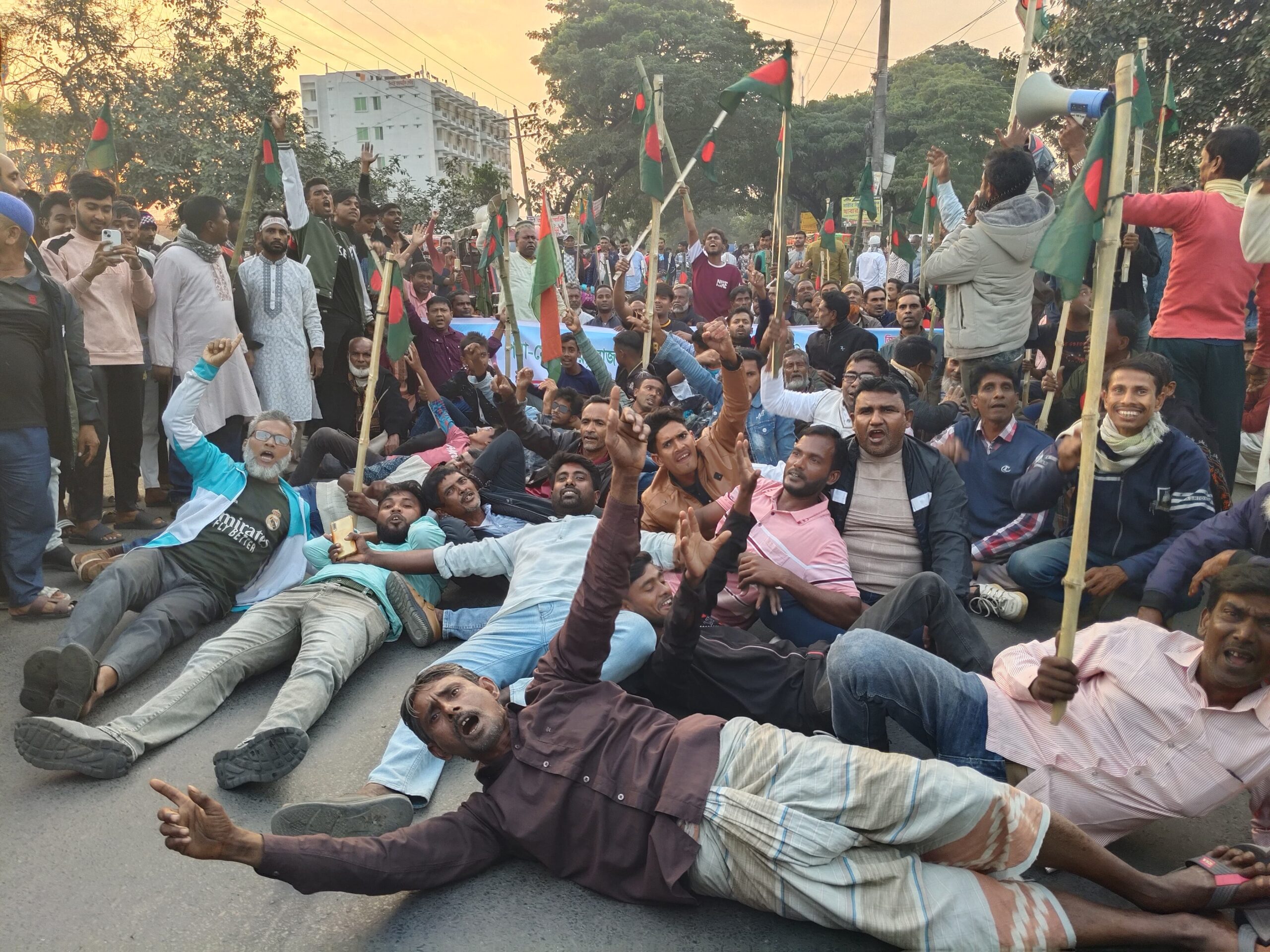 রাজশাহী-৩ আসনে বিএনপির স্থানীয় প্রার্থীর দাবিতে রাজশাহী-নাটোর মহাসড়কে শুয়ে বিক্ষোভ
