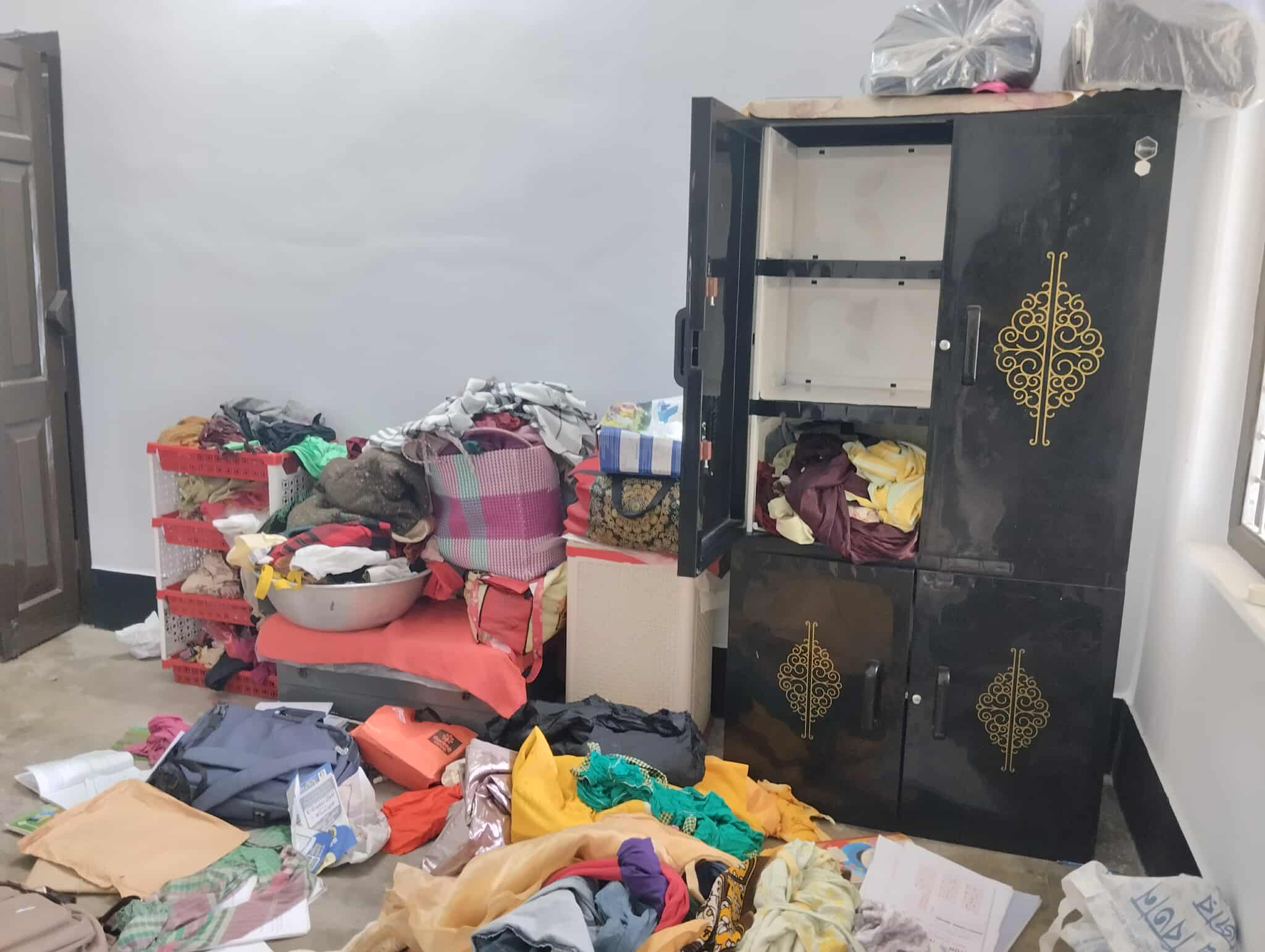 মধ্যরাতে রাবি শিক্ষকের বাসার তালা ভেঙে সোনার গহনা ও টাকা চুরি