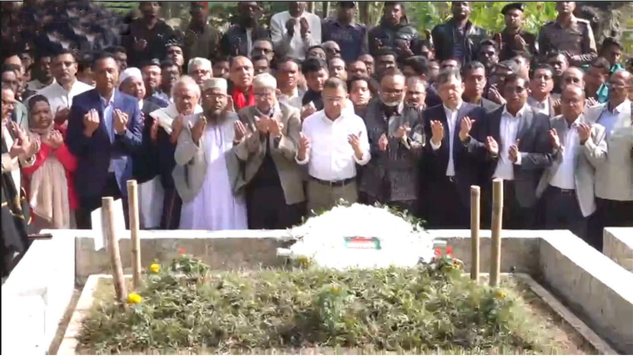 শহীদ হাদি ও কবি কাজী নজরুল ইসলামের কবর জিয়ারত করলেন তারেক রহমান