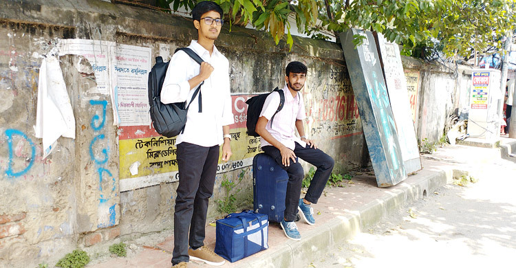 রাবিতে শাটডাউনে শিক্ষকরা, ক্যাম্পাস ছাড়ছেন শিক্ষার্থীরা