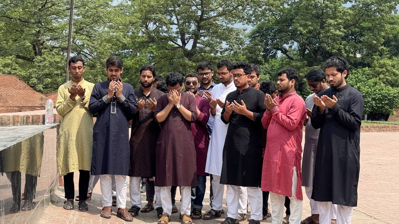 বুদ্ধিজীবী স্মৃতিসৌধে শিবির সমর্থিত প্যানেলের দোয়া-মোনাজাত