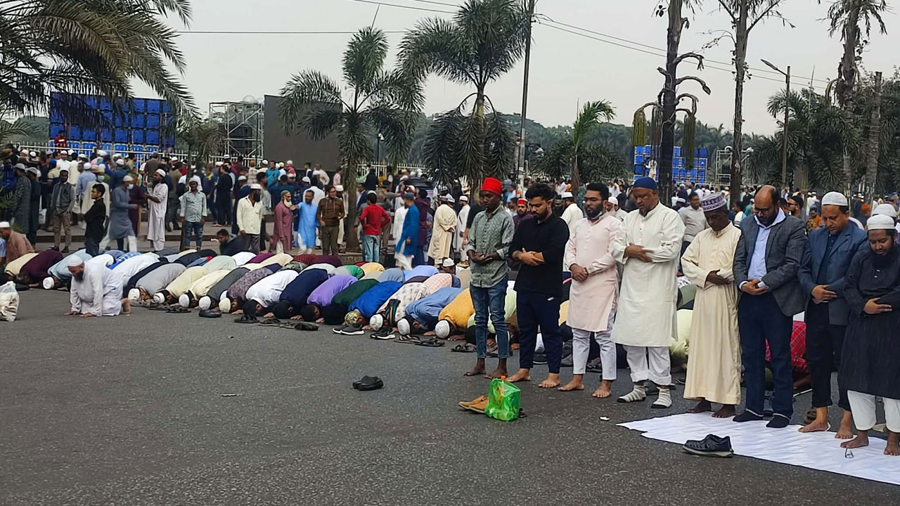 শোকের জনসমুদ্র সংসদ প্লাজা-সড়কে জোহরের নামাজ আদায়