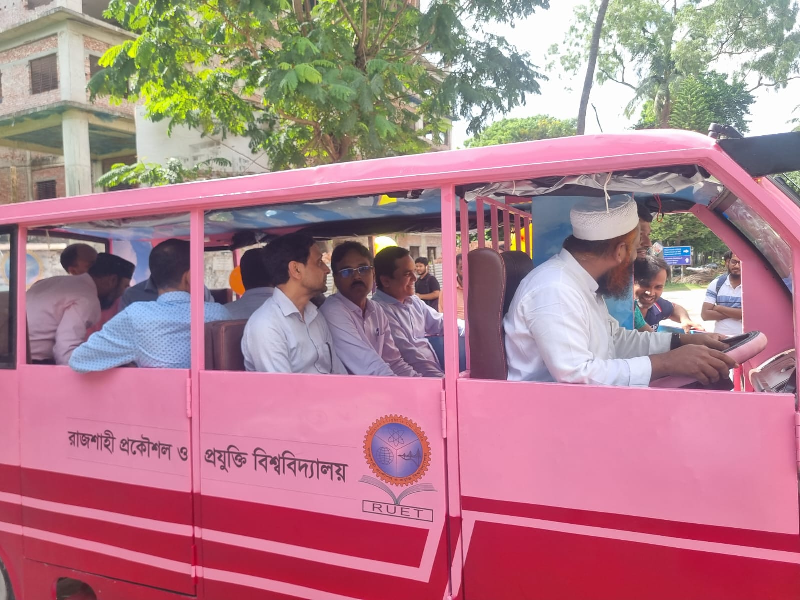 ক্যাম্পাসে ছাত্রীদের যাতায়াত সহজ করতে রুয়েটের ইভি সেবা উদ্বোধন