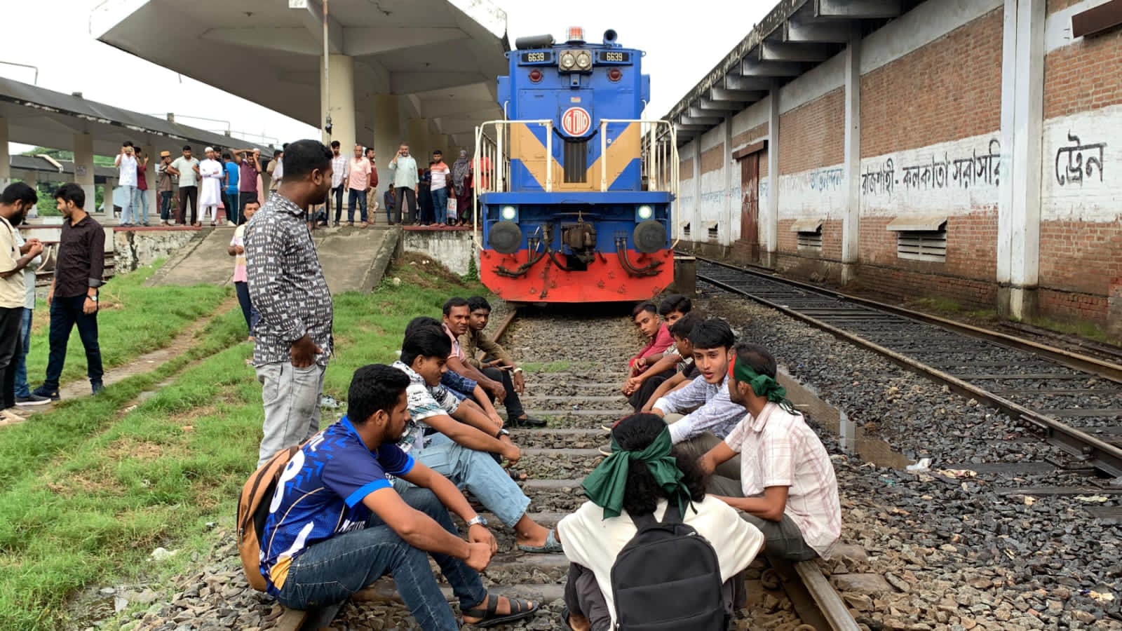 বরাদ্দ ট্রেন পছন্দ না হওয়ায় রাজশাহীতে ‘জুলাই যোদ্ধাদের’ একাংশের বিক্ষোভ