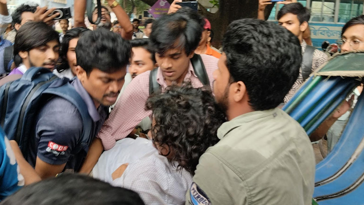 রাকসু নির্বাচন ঘিরে উত্তেজনা, তিন শিক্ষার্থী আহত