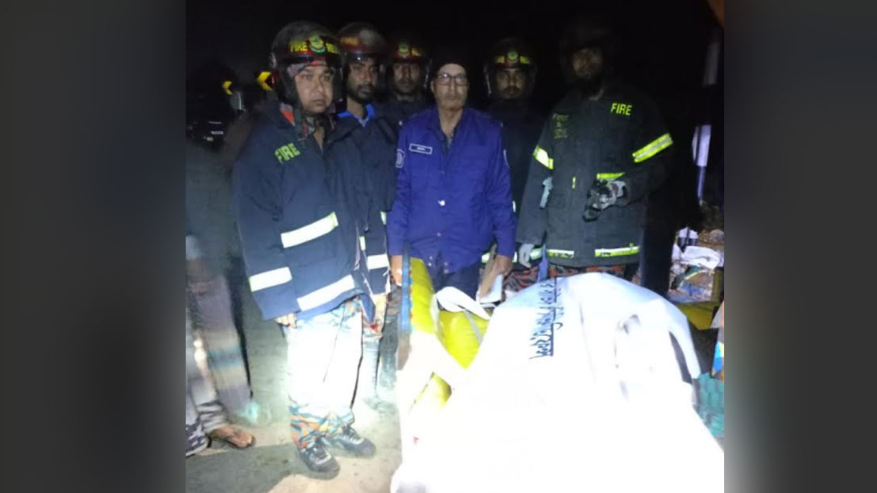 নওগাঁয় ডাম্প ট্রাকের চাপায় নিহত ৫